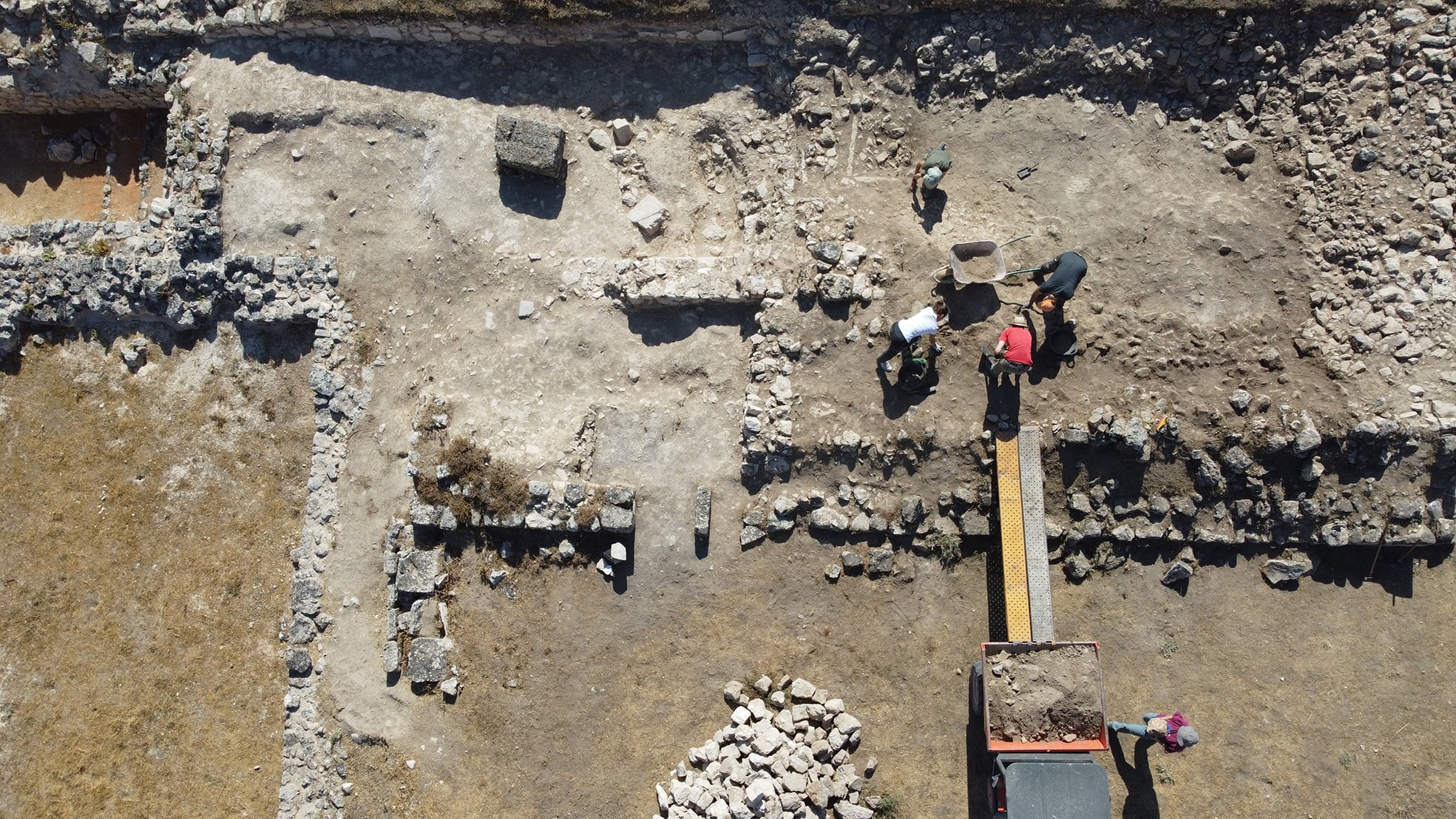 Los trabajos de investigación arqueológica se centran este verano en Segóbriga en el transepto de la basílica visigoda.