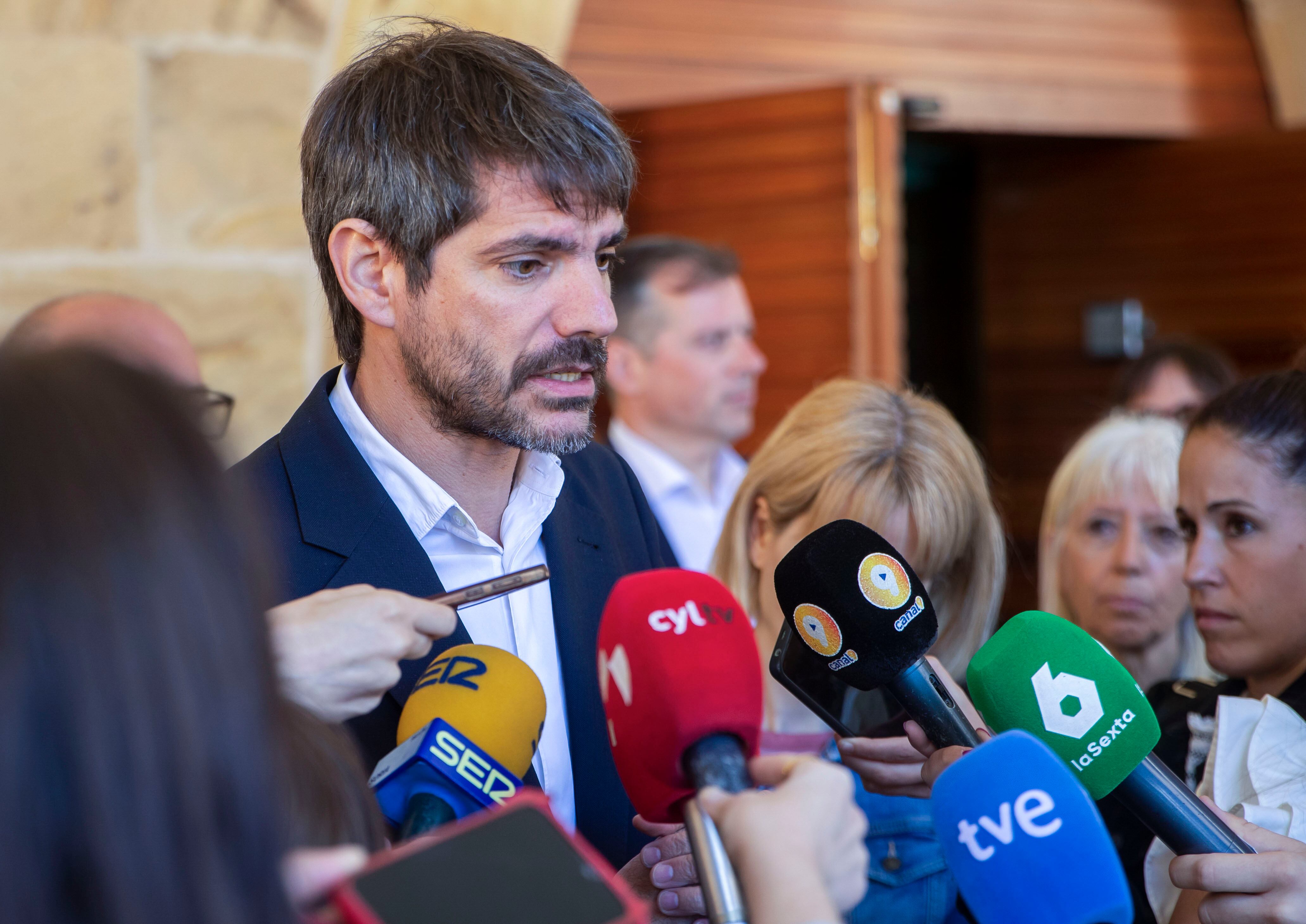 SORIA, 24/07/2025.- El ministro de Cultura, Ernest Urtasun, atiende a los medios antes de presentar este jueves en Soria el libro &#039;Antonio Machado: ligero de equipaje&#039;, textos e imágenes que recorren la vida del poeta a través de los lugares españoles y franceses que marcaron tanto la vida como la obra de quien este año se celebran los 150 años de su nacimiento. EFE/ Wifredo Garcia
