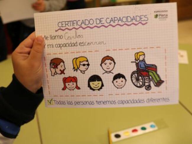 Un alumno muestra su 'certificado de capacidad'