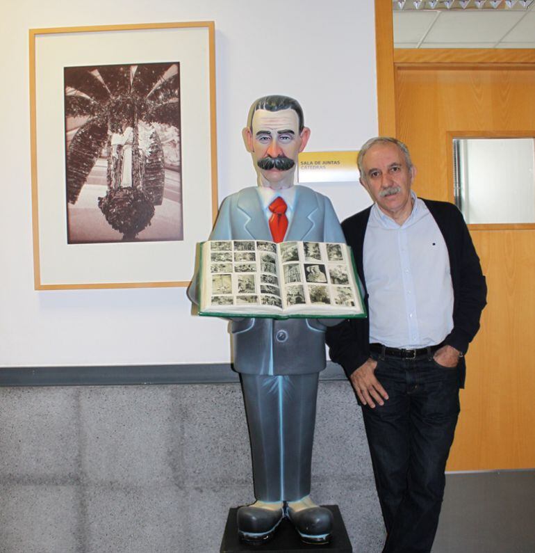 El director de la Cátedra con el ninot