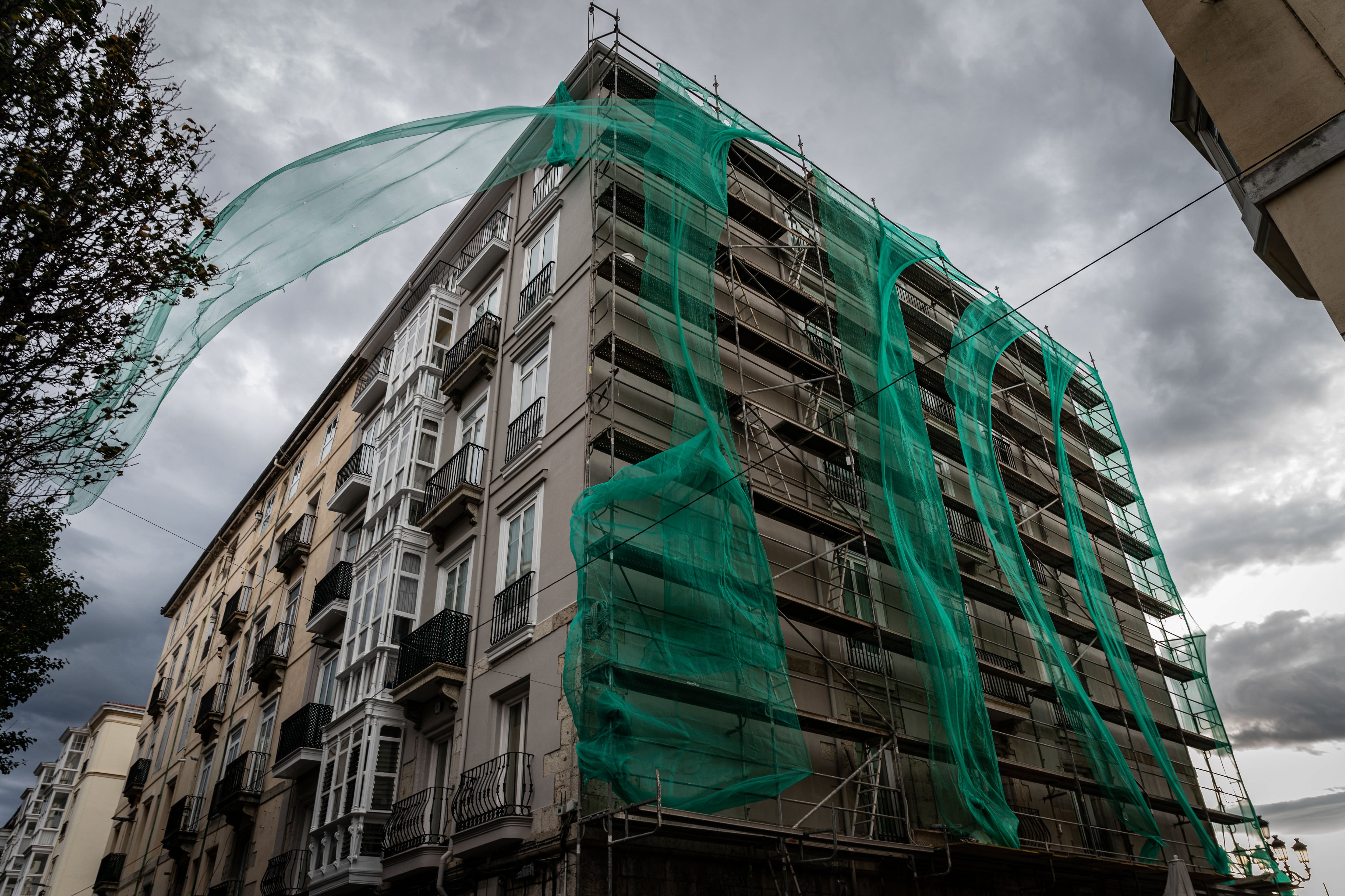 Las rachas de viento serán fuertes durante toda la jornada, el aviso amarillo por viento en zonas expuestas en Bizkaia y Gipuzkoa se amplía hasta las 18:00 horas de la tarde del 1 de enero.