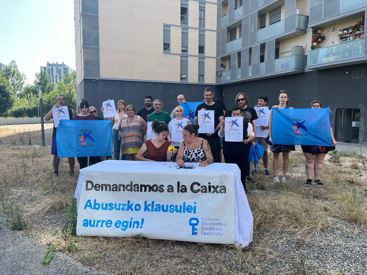 Vecinos de Vitoria afectados por las cláusulas abusivas de InmoCaixa.