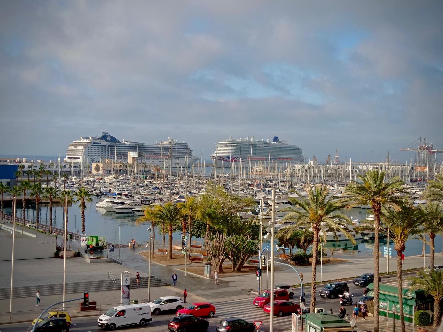 Imagen de archivo de la llegada de dos cruceros al puerto de Alicante. Foto: Alicante City