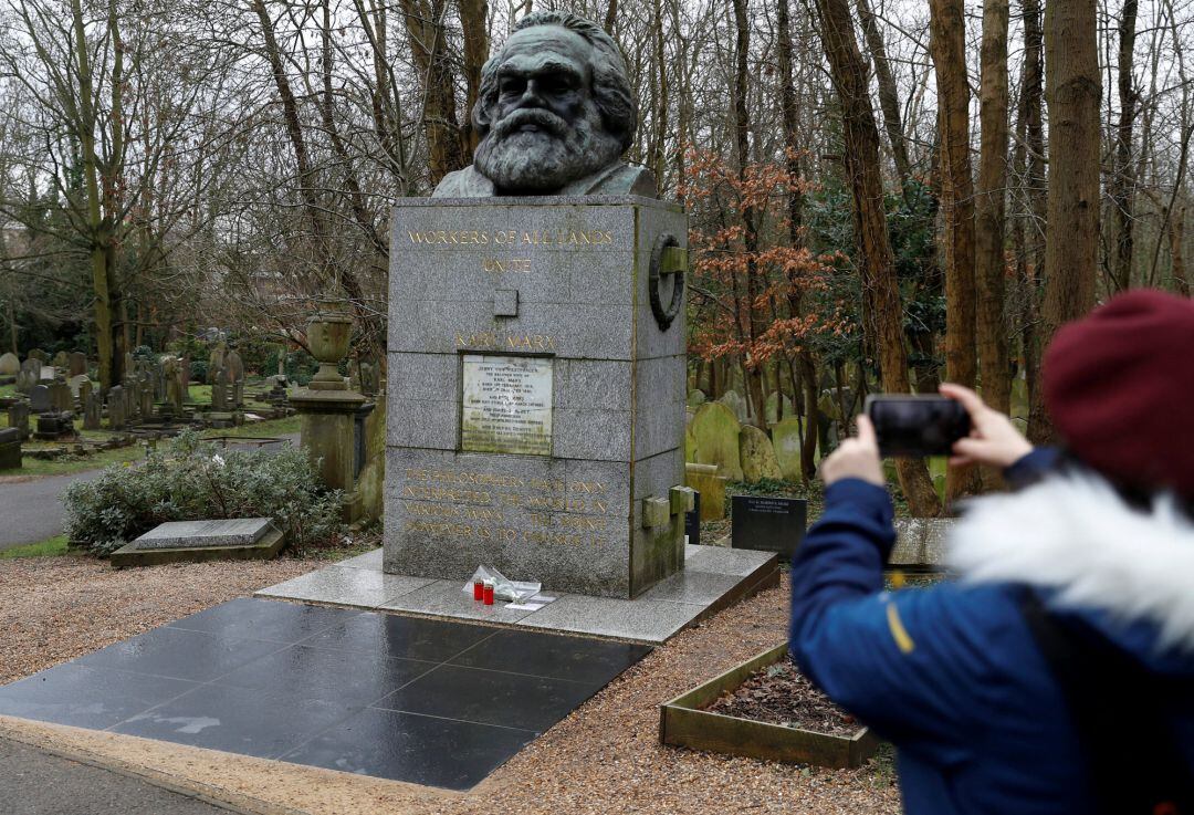 El autor del ataque trató de borrar con un martillo el nombre de Marx de la placa