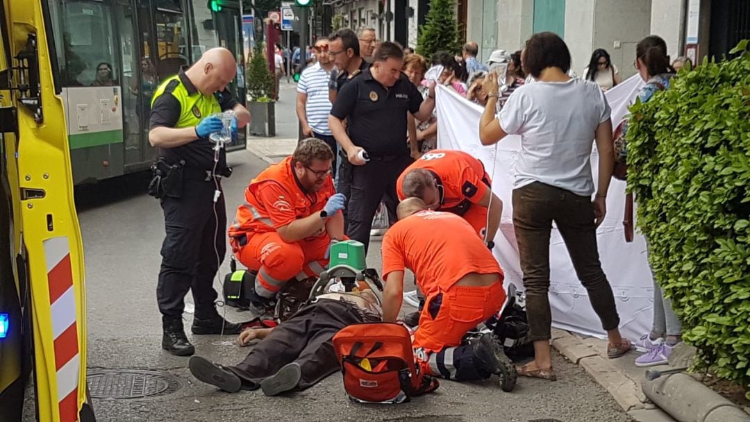 Angustioso momento en el que se intentaba salvar la vida a este hombre en la Plaza de la Constitución de Jaén