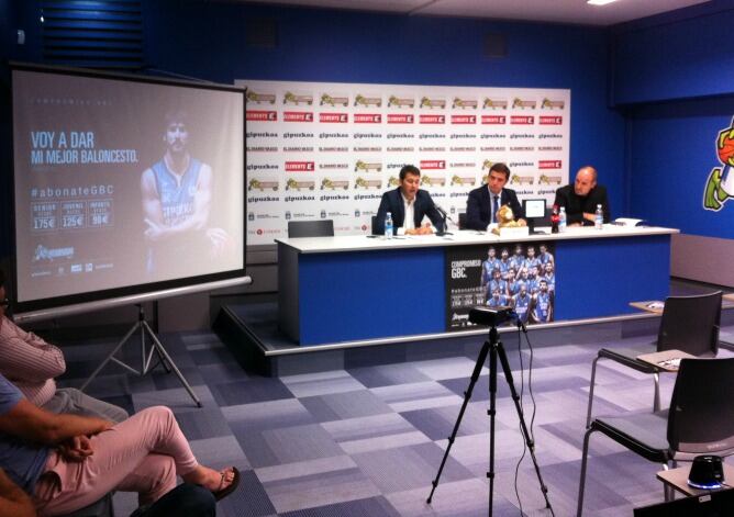 Pablo Navallas, responsable de marketing; Álvaro Bilbao, presidente del GBC; junto a un representante de la empresa encargada de los anuncios de la campaña.