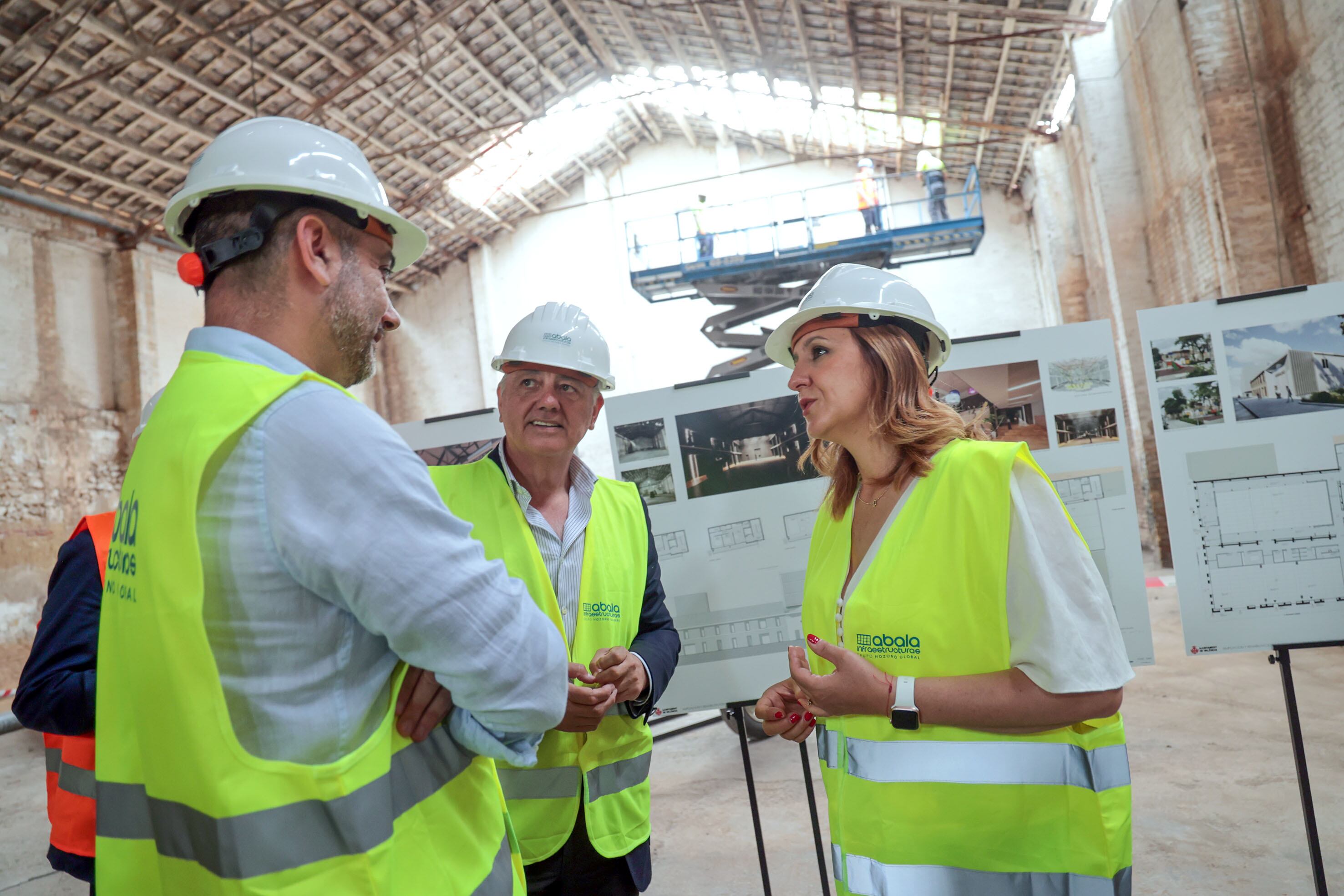 La alcaldesa de Valencia, María José Catalá, visita los trabajos del futuro Centro de Artes Escénicas Cabanyal-Canyameral.