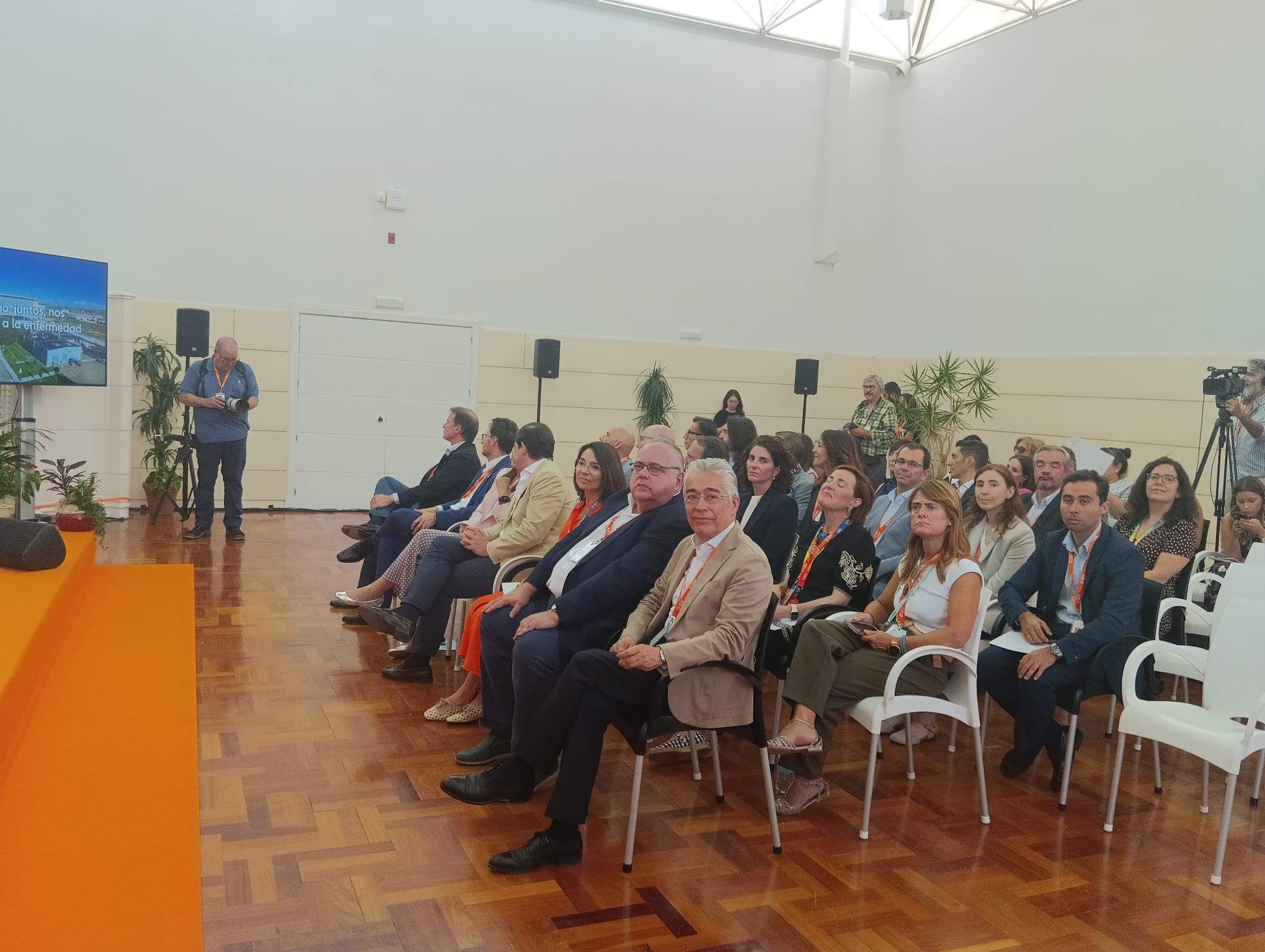 El auditorio de la planta de GSK en Aranda acogió los discursos de la visita