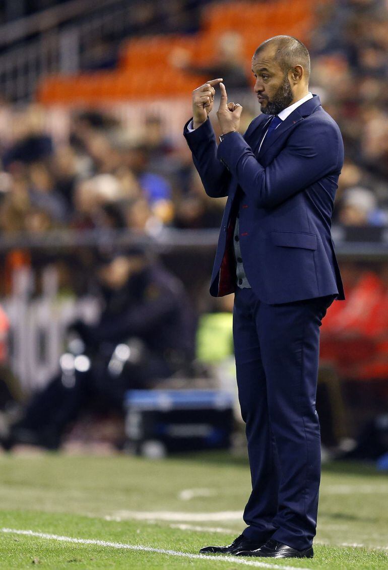 GRA245. VALENCIA, 17/01/2015.- El entrenador portugués del Valencia, Nuno Espiritu Santo, da instrucciones a sus jugadores durante el partido de la decimonovena jornada de Liga que están disputando en el estadio de Mestalla. EFE/Kai Försterling