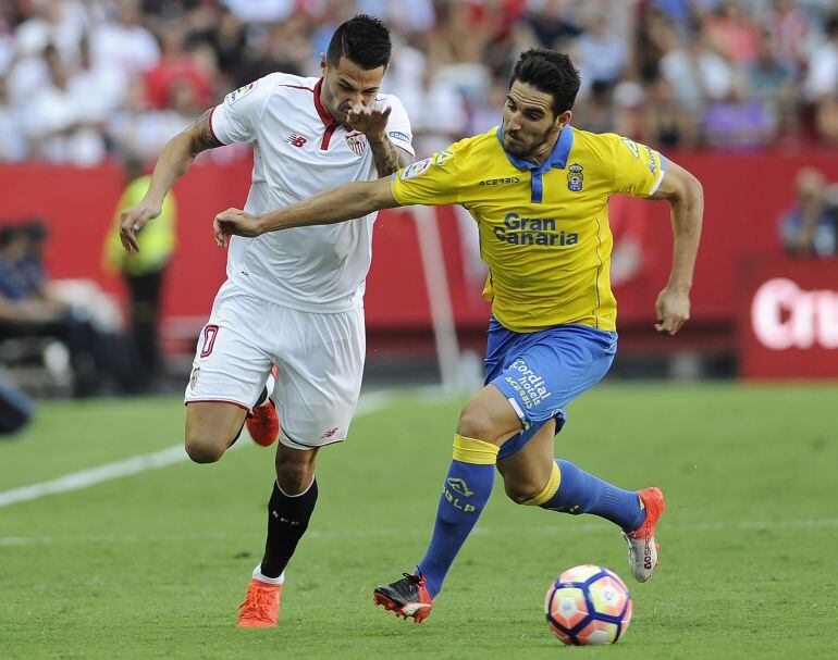 Vitolo pugna un balón con Bigas durante el encuentro entre el Sevilla y Las Palmas.