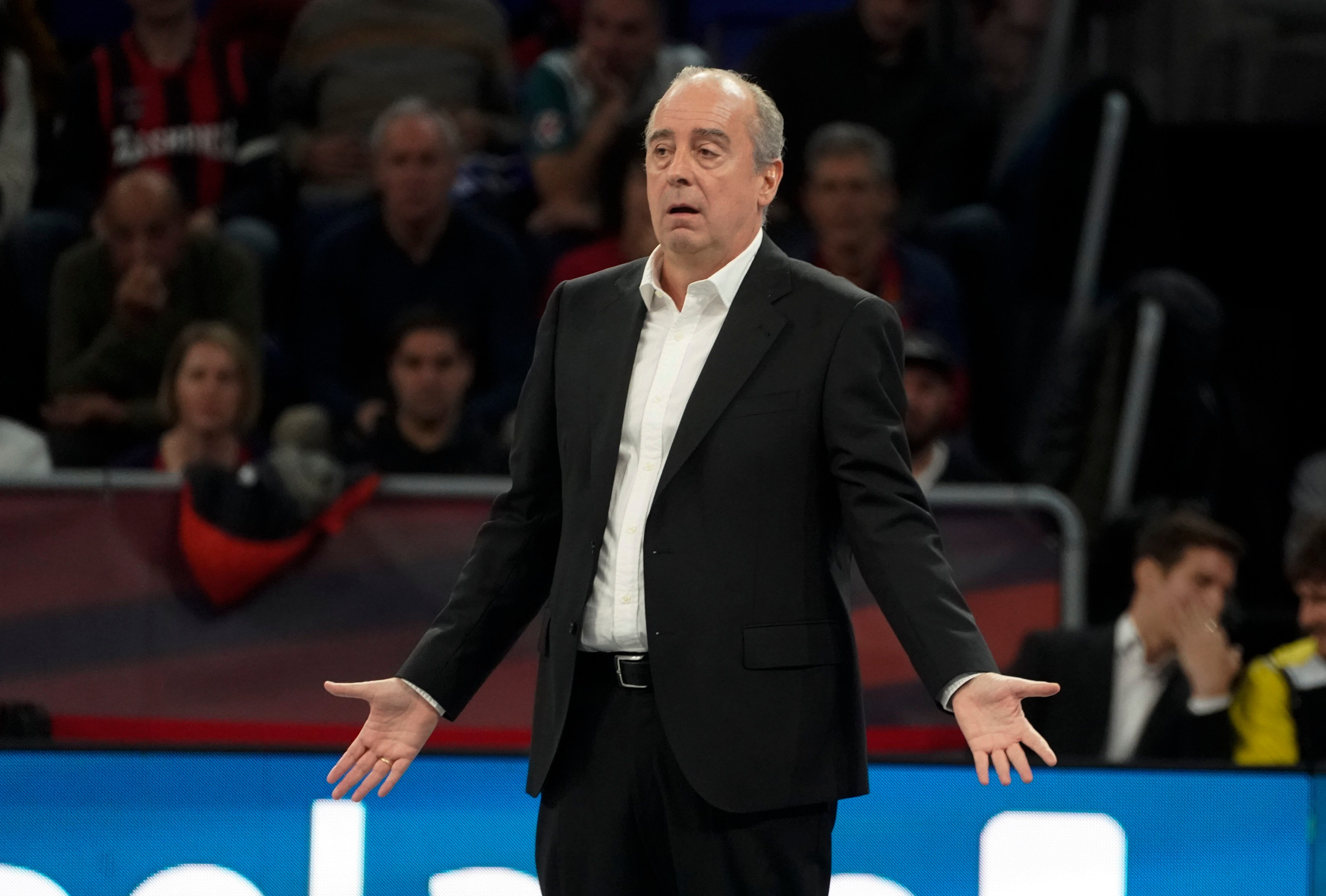 VITORIA, 02/11/2025.- El entrenador del La Laguna Tenerife, Txus Vidorreta, durante el partido de Liga Endesa disputado este domingo ante el Baskonia en el Fernando Buesa Arena de Vitoria. EFE / L. Rico