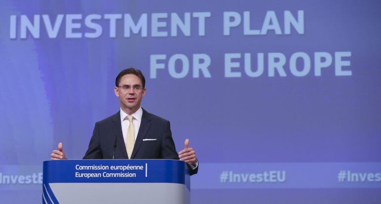 El vicepresidente de la Comisión Europea para el Fomento del Empleo, el Crecimiento, la Competitividad y la Inversión, Jyrki Katainen, da una rueda de prensa sobre la marcha del plan de inversiones o Plan Juncker 