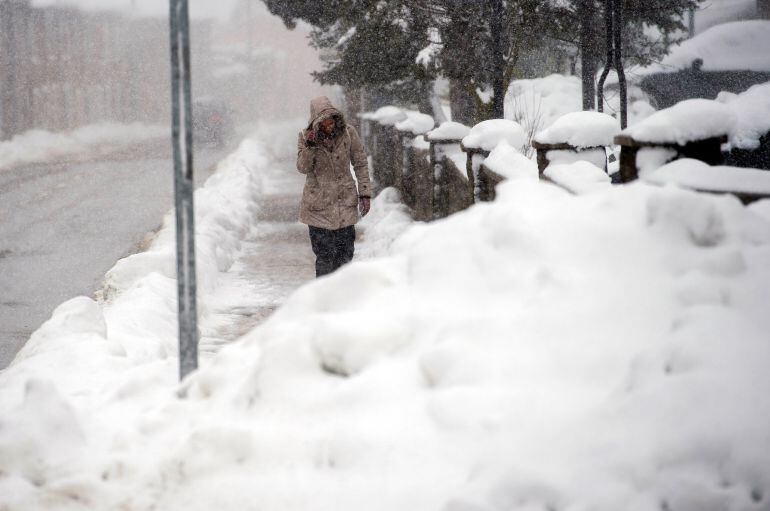  Una mujer camina entre la nieve en Reinosa.