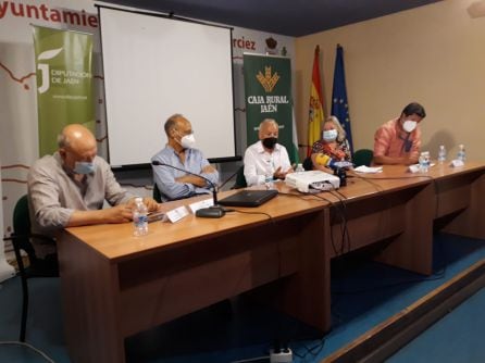 Momento de la mesa redonda sobre el Arte Rupestre en Andalucía, de izquierda a derecha, Julián Martínez, José Luis Sanchidrián, Ángel Bañuelos, Inamculada Gavira y Manuel Jesús Torres