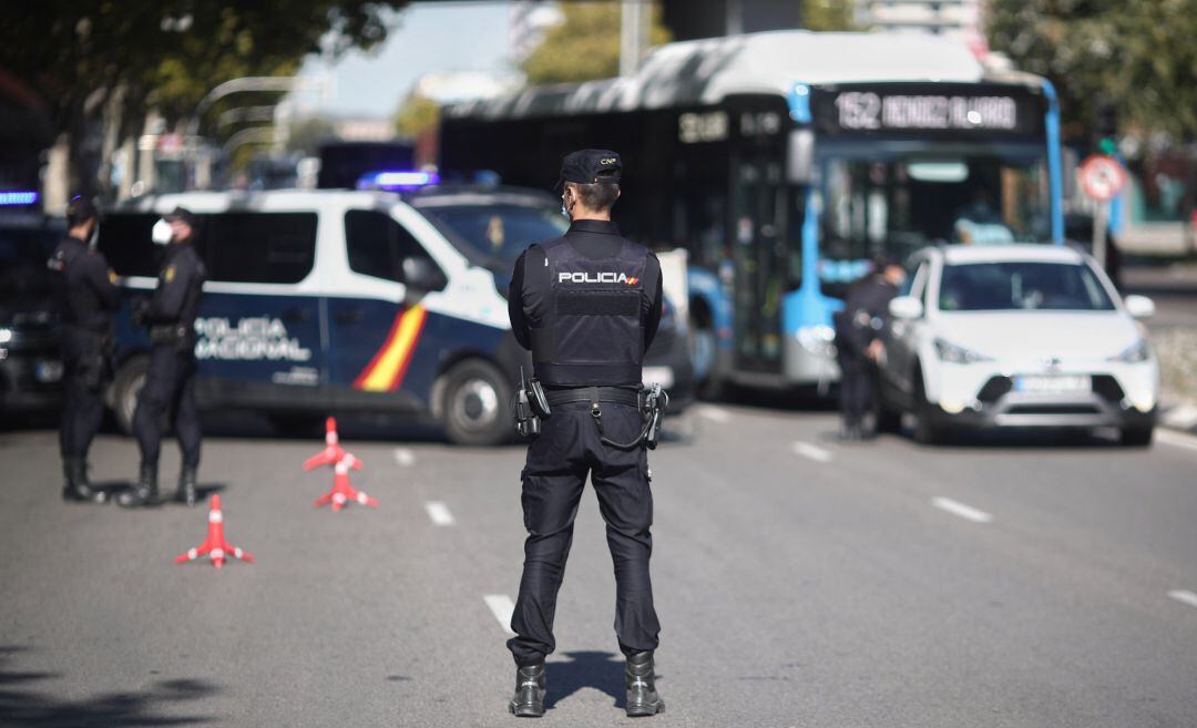 Un agente de la Policía Nacional vigila durante un control policial