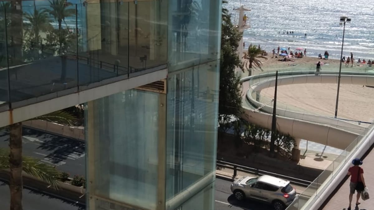 Los vecinos del Raval Roig, en plenas fiestas, indignados por el eterno ascensor averiado