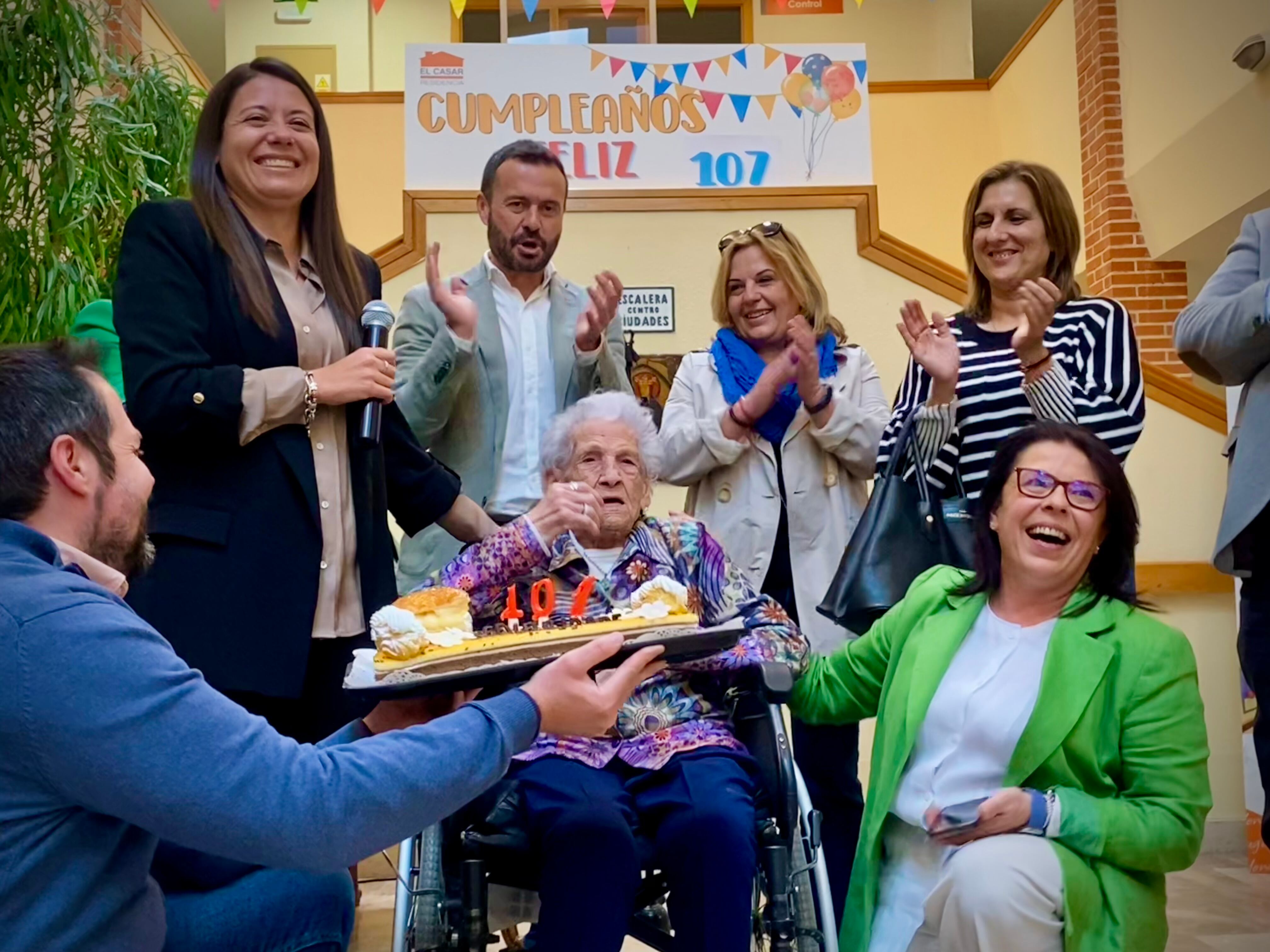 Venancia de la Riva soplando las velas de su 107 cumpleaños