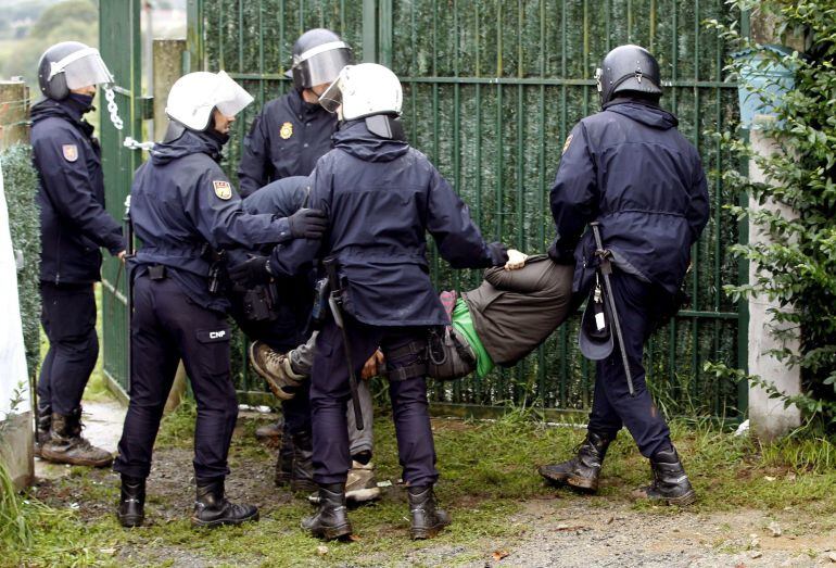 Despliegue policial en un desahucio en Aríns