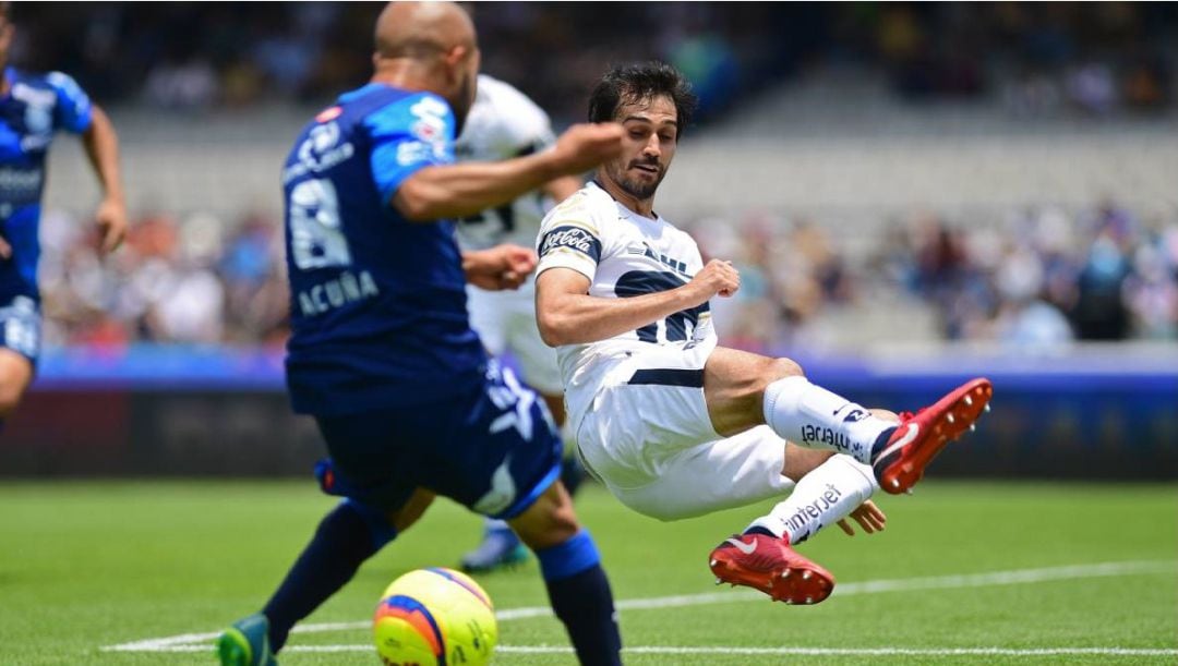 Arribas durante una acción con Pumas