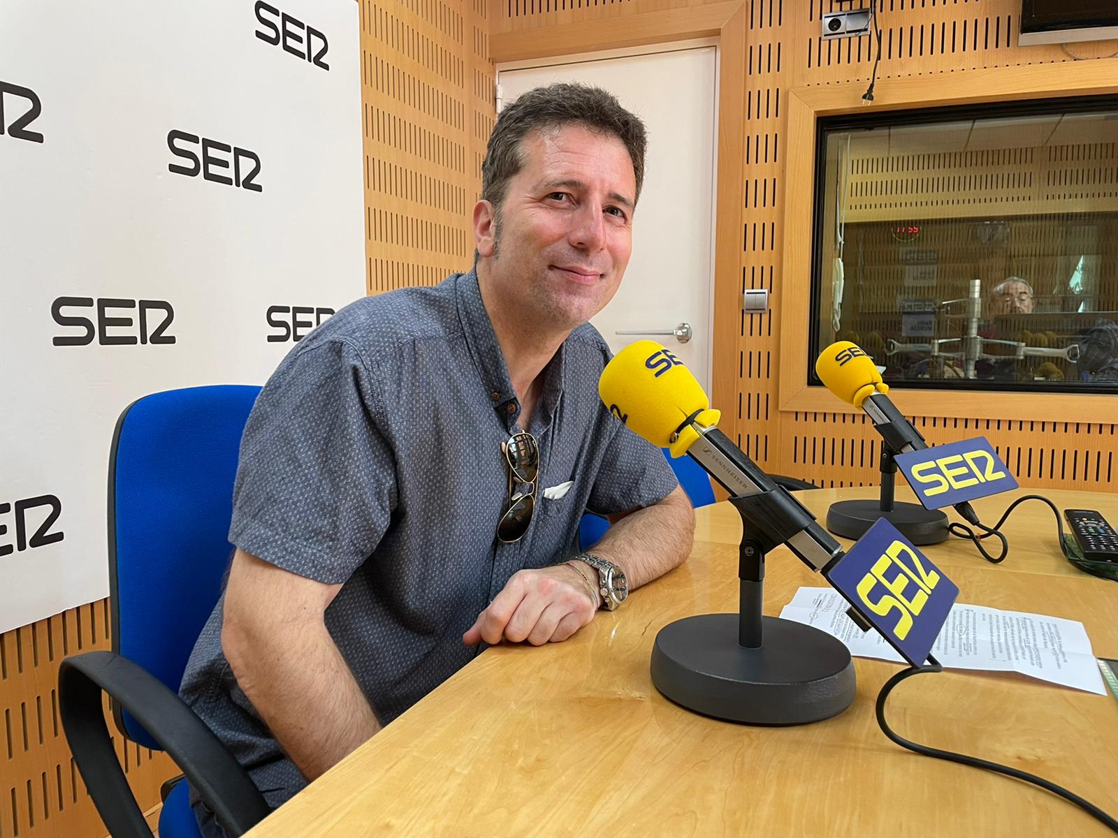 Juan Antonio Iborra, técnico responsable de Proyectos Europeos de la dirección general de Unión Europea, en los estudios de Radio Murcia