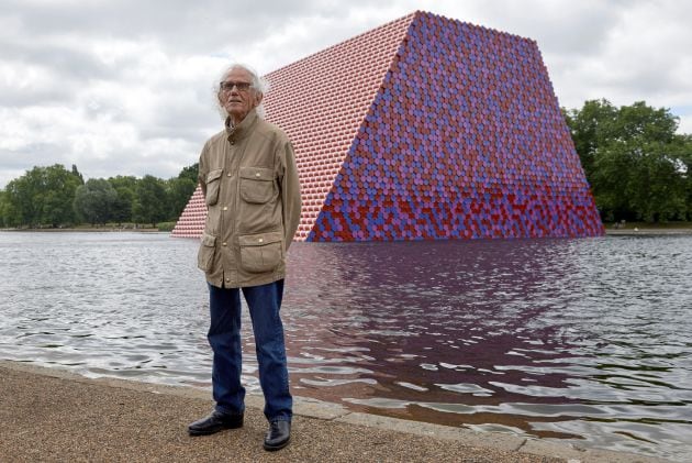 El artista búlgaro Christo, ante una de sus obras, en el londinense Hyde Park, en 2018.