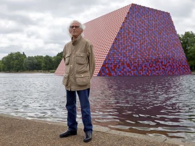 El artista búlgaro Christo, ante una de sus obras, en el londinense Hyde Park, en 2018.