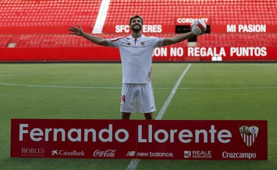 Sevilla&#039;s newly signed player Fernando Llorente greets the crowd during his presentation at Ramon Sanchez Pizjuan stadium in the Andalusian capital of Seville, southern Spain, August 28, 2015. Sevilla have completed the signing of forward Fernando Llorent