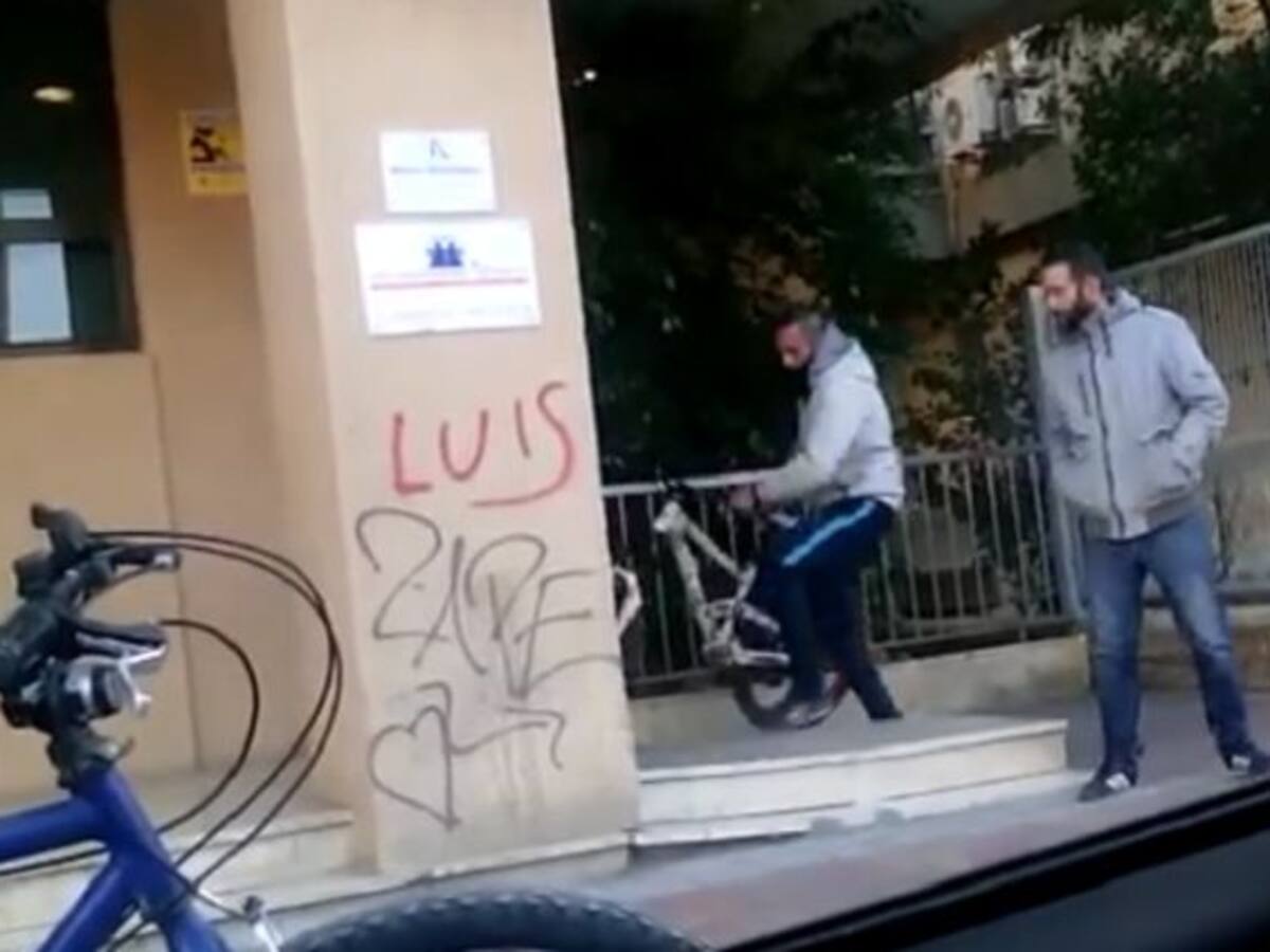 Les graban en vídeo robando una bici en pleno centro de Murcia
