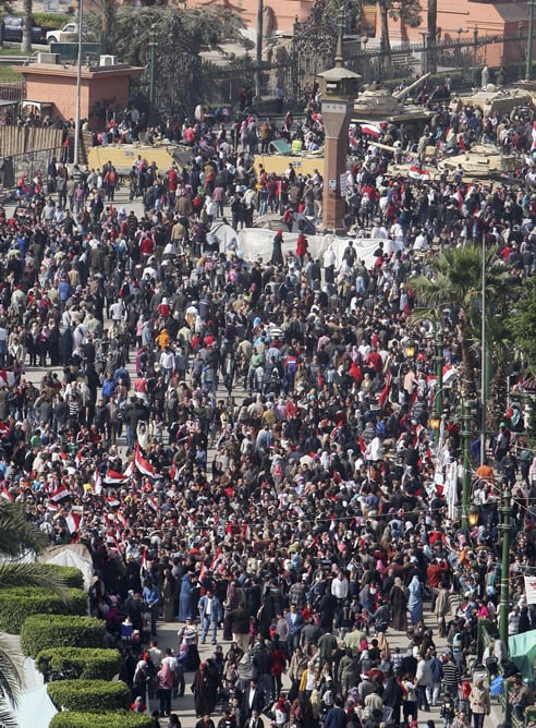 Vista general de la plaza Tahrir llena de ciudadanos un día después de la renuncia del presidente egipcio, Hosni Mubarak, hoy, sábado 12 de febrero de 2011 en El Cairo (Egipto).