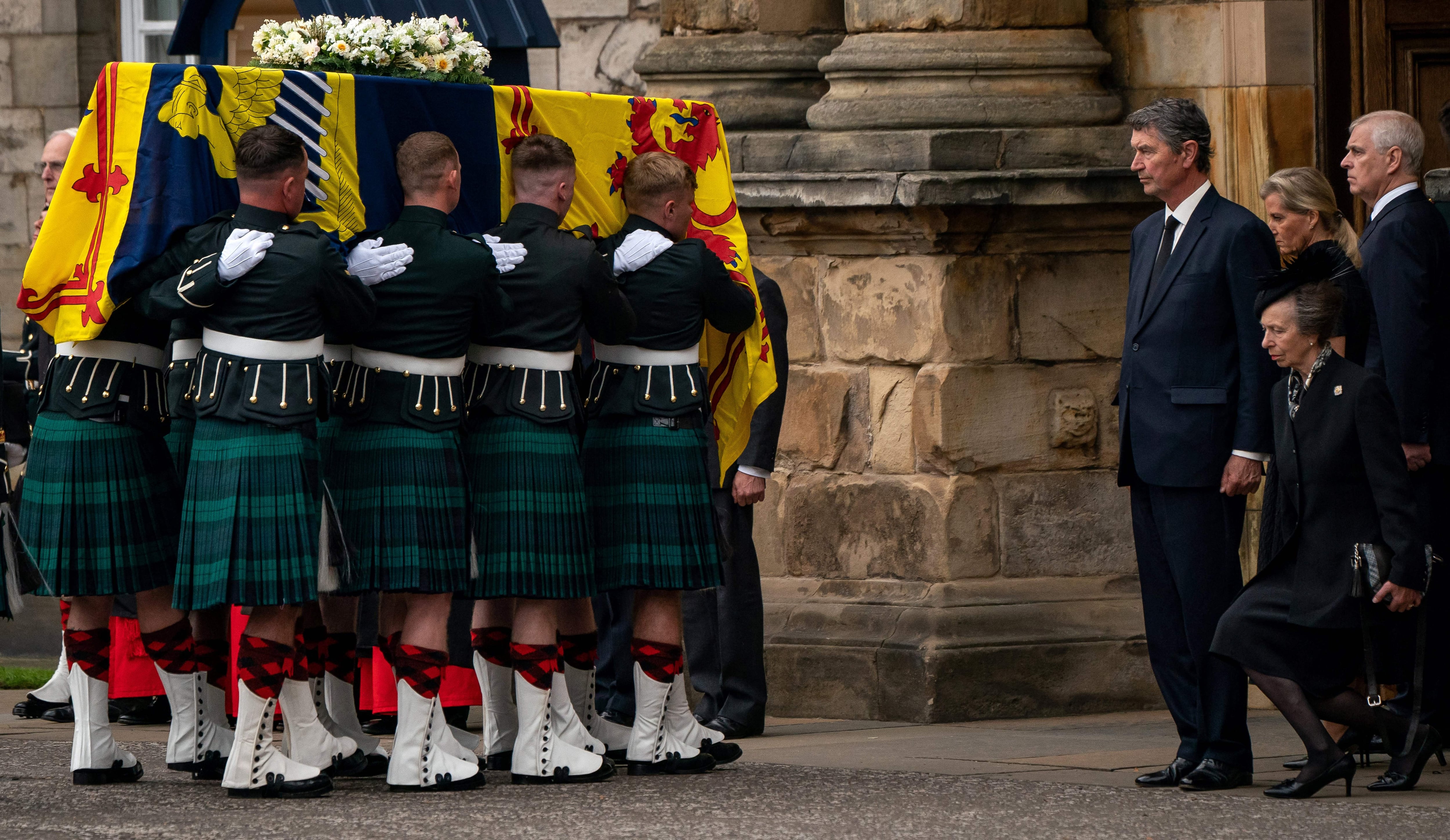 El féretro de Isabel II entrando al Palacio de Holyroodhouse, en Edimburgo