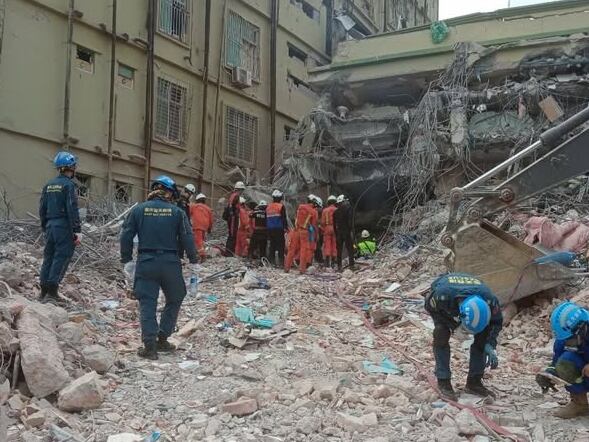 Los equipos de bomberos recuperaron varios cadáveres de entre escombros de un popular hotel de la ciudad de Mandalay, una de las más afectadas por el terremoto de magnitud 7,7 que azotó hace diez días la región centro-norte de Birmania.