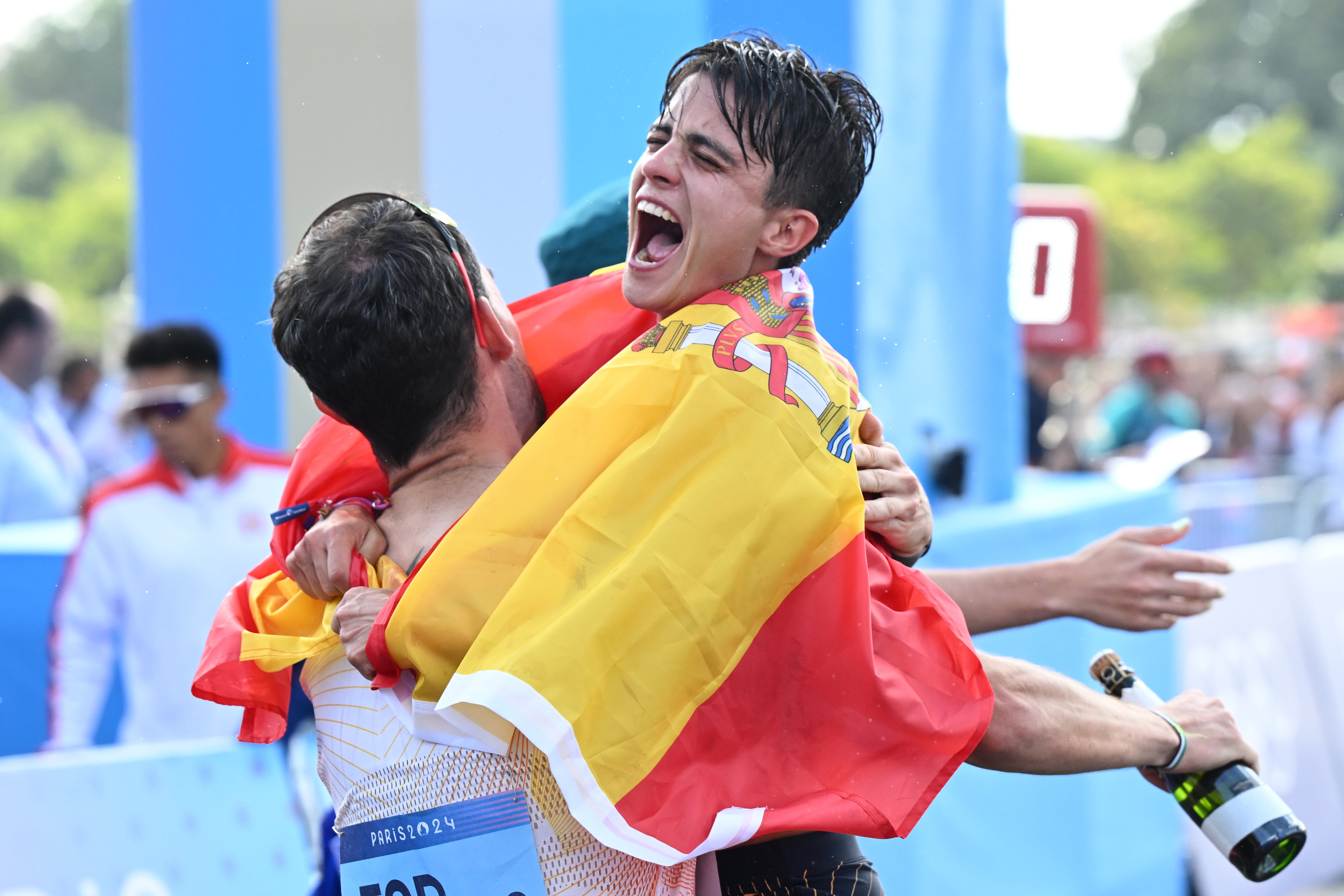 María Pérez y Álvaro Martín celebran el oro en marcha mixta