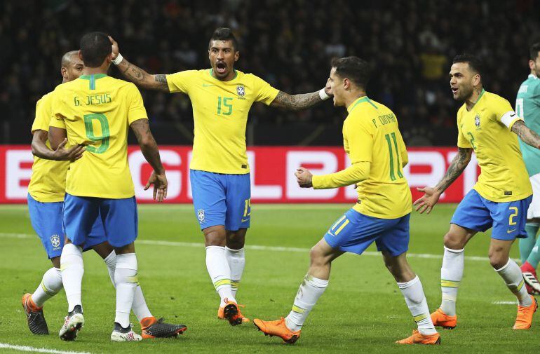 Los brasileños celebran el gol de Gabriel Jesús