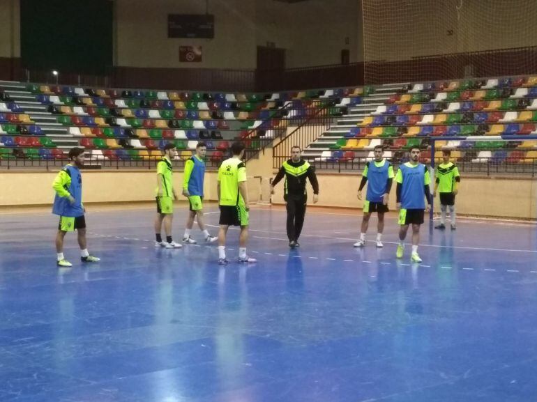 Carlos Sánchez dirige un entrenamiento en el Pabellón Esperanza Lag