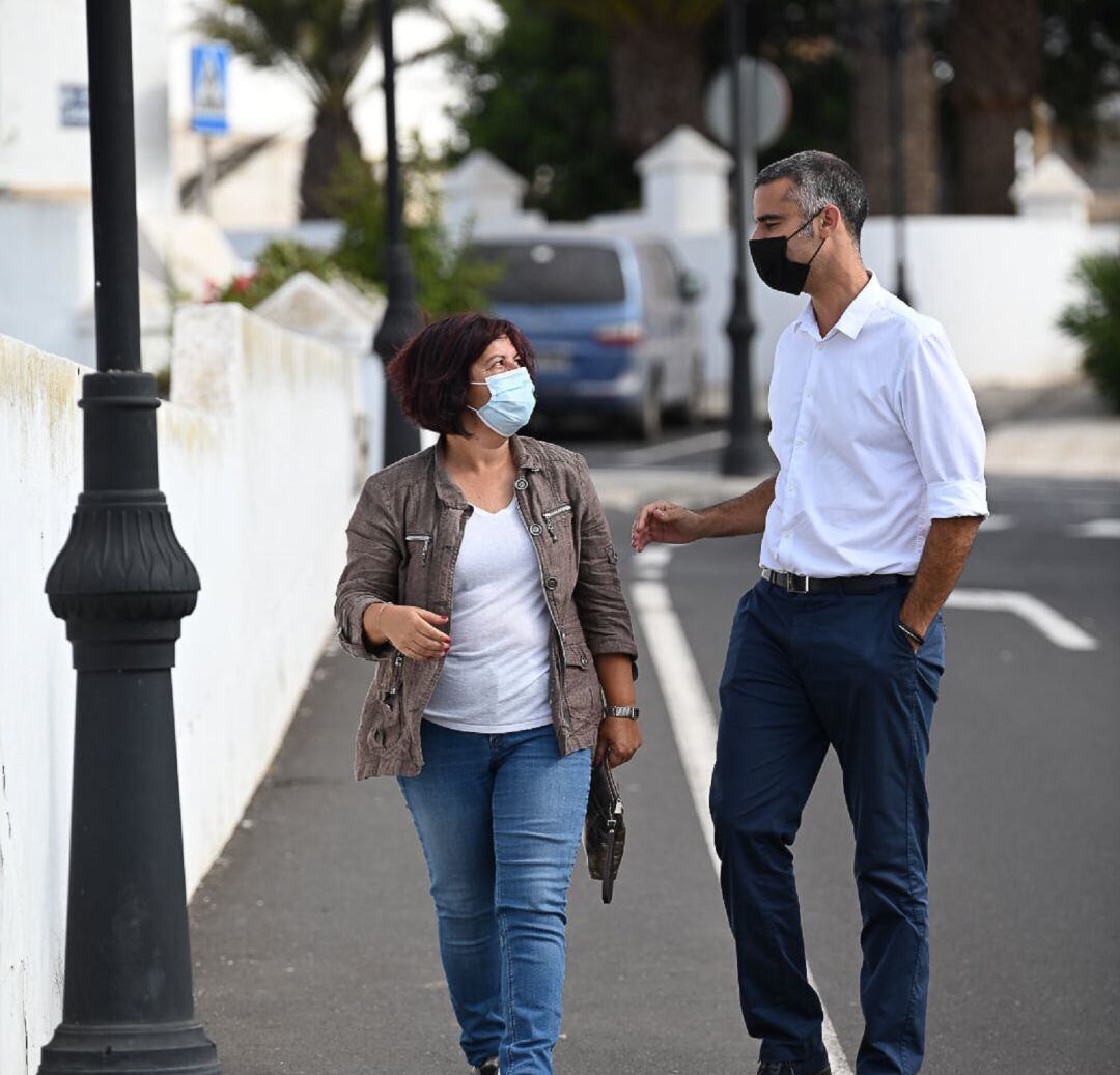 Alma González, concejal de Educación, junto al alcalde de San Bartolomé, Alexis Tejera.