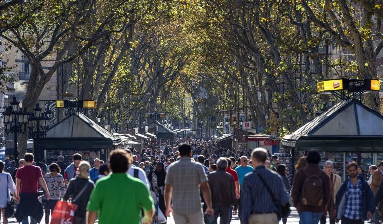 Imagen de la Rambla de Barcelona llena de turistas y habitantes de la zona.