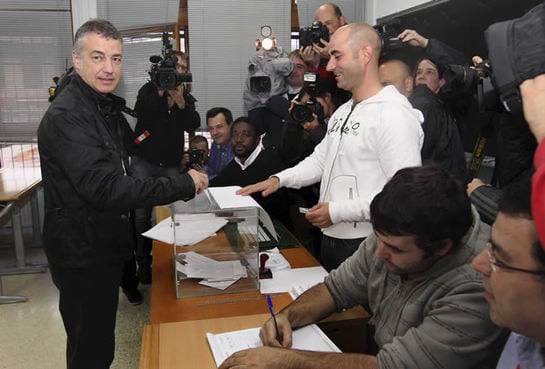 El candidato a lehendakari por el PNV, Iñigo Urkullu, vota en un colegio electoral de Durango (Bizkaia)