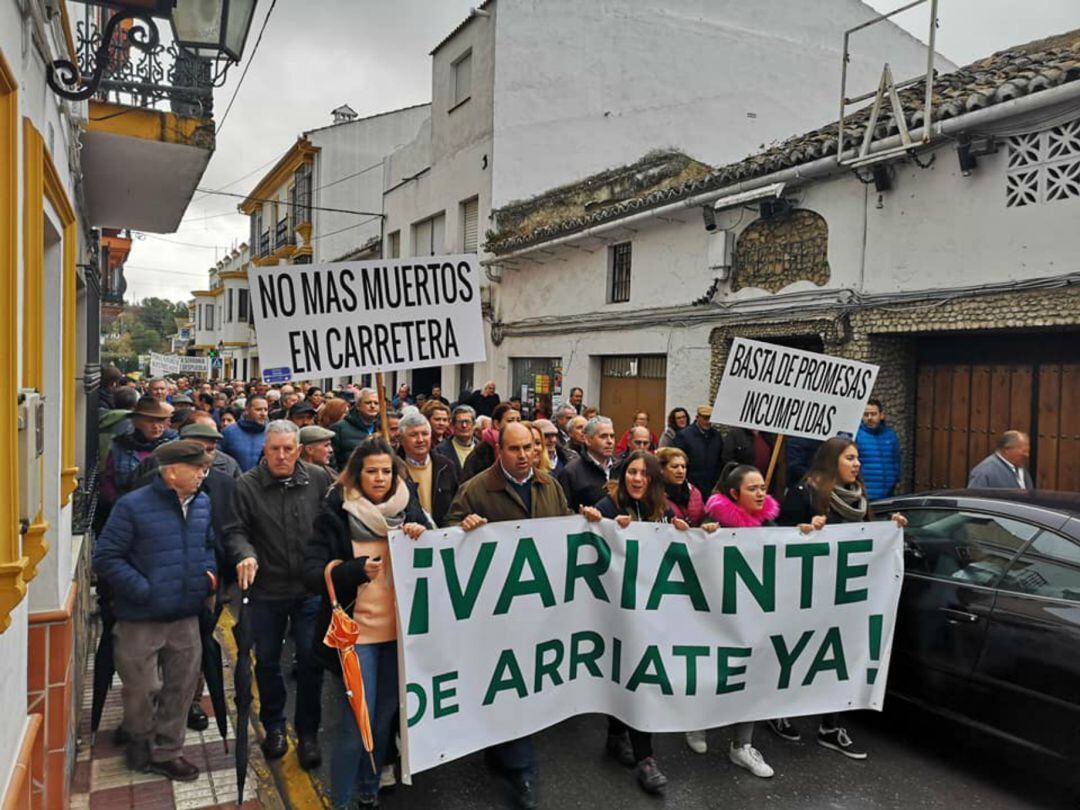 Archivo. Los ciudadanos de Arriate salieron a la calle el pasado mes de enero para reivindicar la finalización de las obras