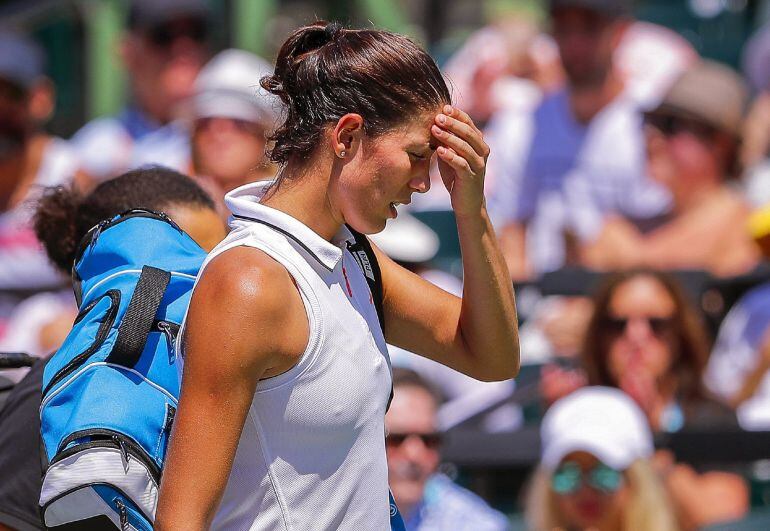 La tenista hispano-venezolana Garbiñe Muguruza abandona el campo.