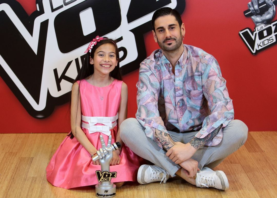 Melani García junto a Melendi en la Voz Kids