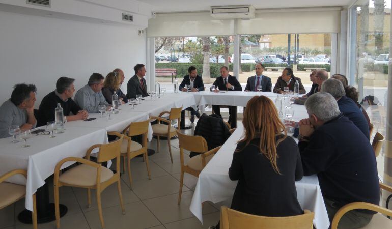 Delegado del Gobierno, Juan Carlos Moragues con los propietarios de los chiringuitos de la playa Malvarrosa