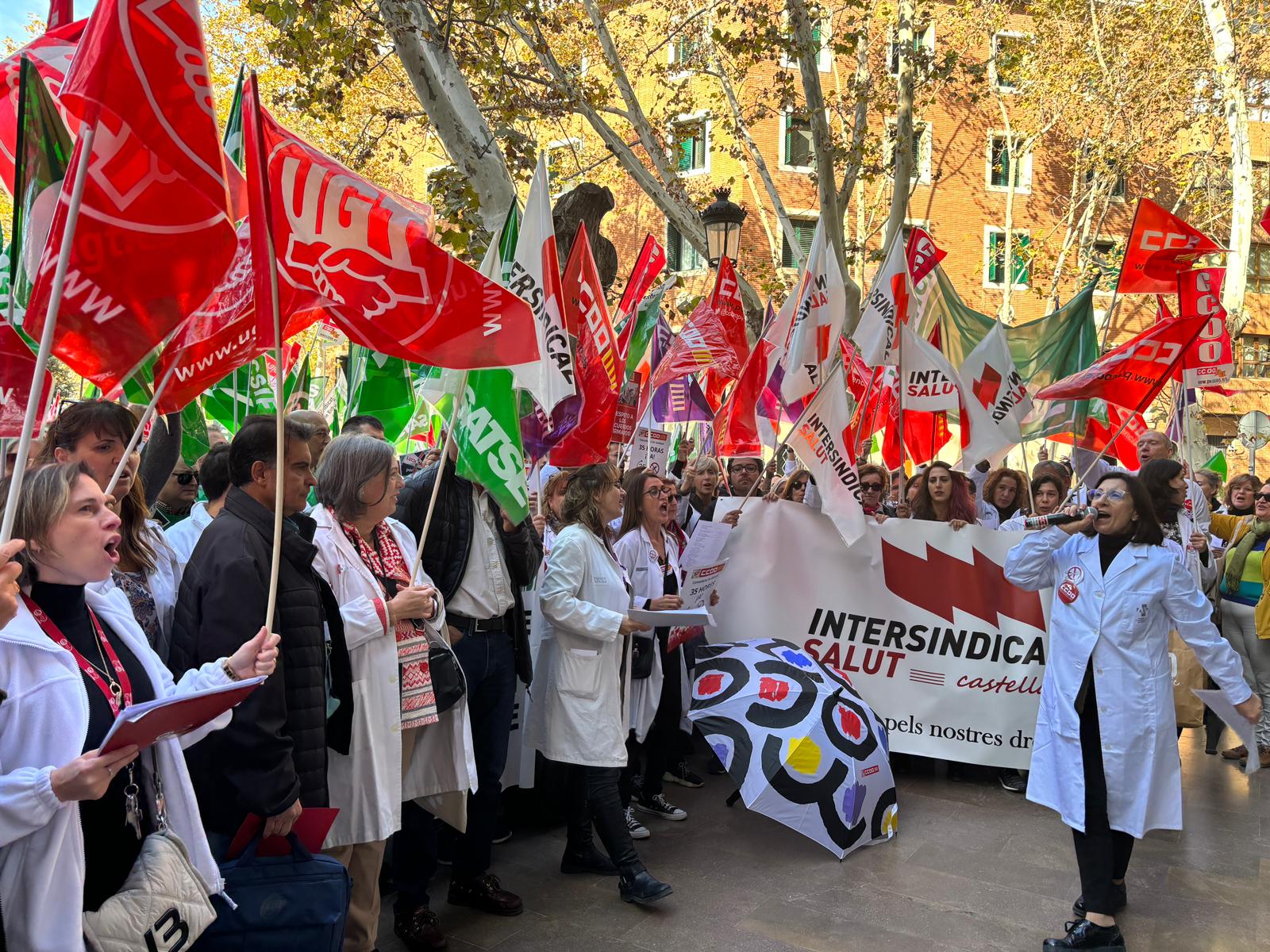 Movilización de los sindicatos sanitarios esta mañana frente a la Conselleria de Sanitat en contra del incumplimiento de la jornada laboral de 35 horas