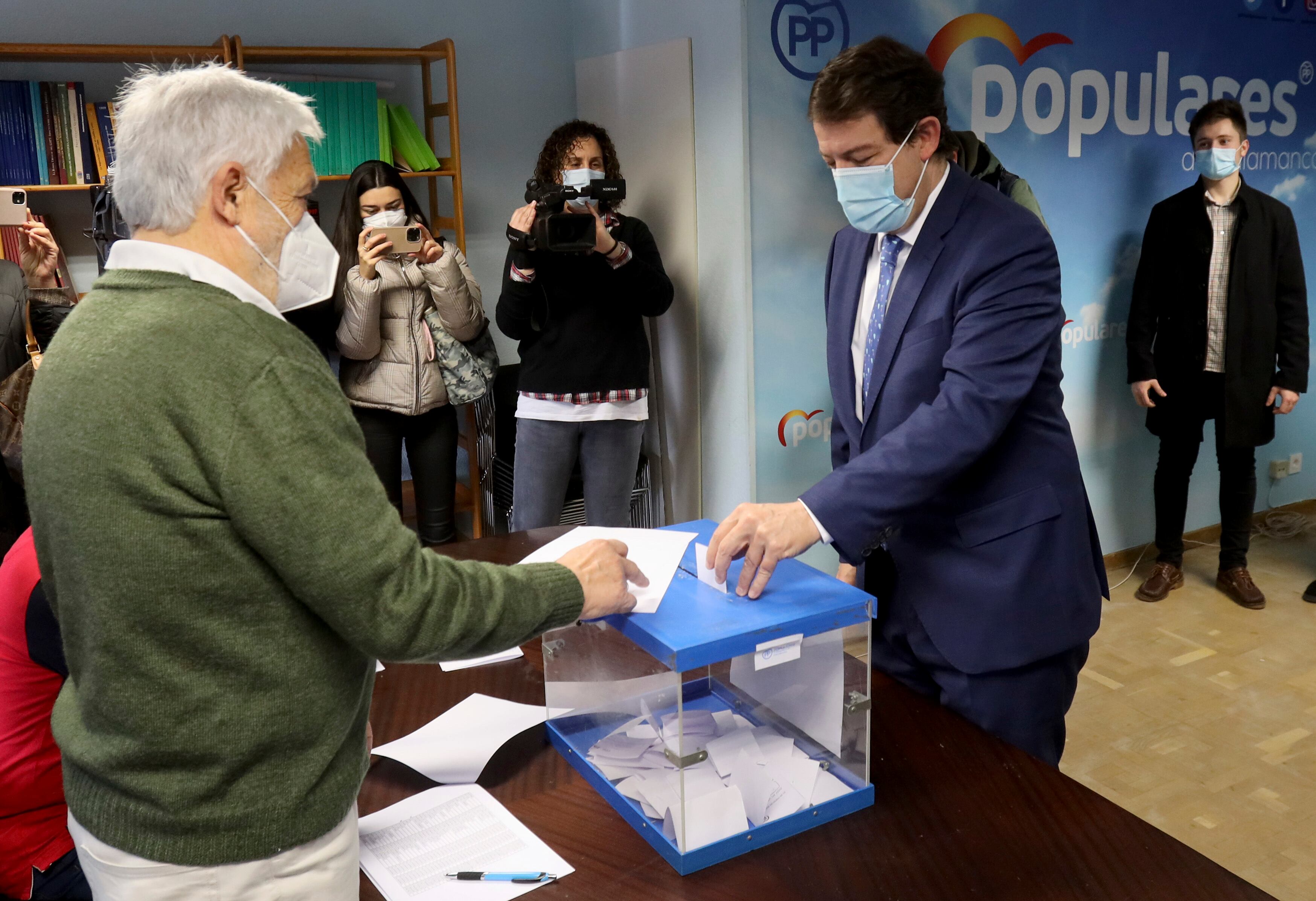 El presidente del PP de Castilla y León, Alfonso Fernández Mañueco, vota en Salamanca para el proceso de primarias del PP ante el congreso nacional extraordinario del 1 y 2 de abril.