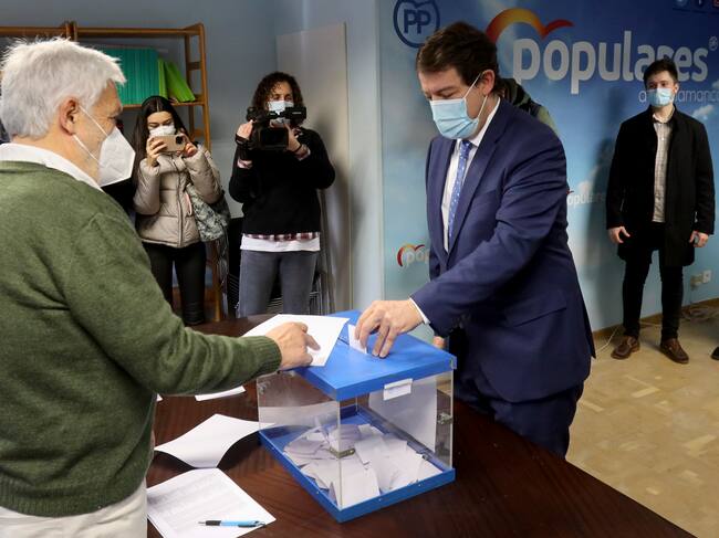 El presidente del PP de Castilla y León, Alfonso Fernández Mañueco, vota en Salamanca para el proceso de primarias del PP ante el congreso nacional extraordinario del 1 y 2 de abril.