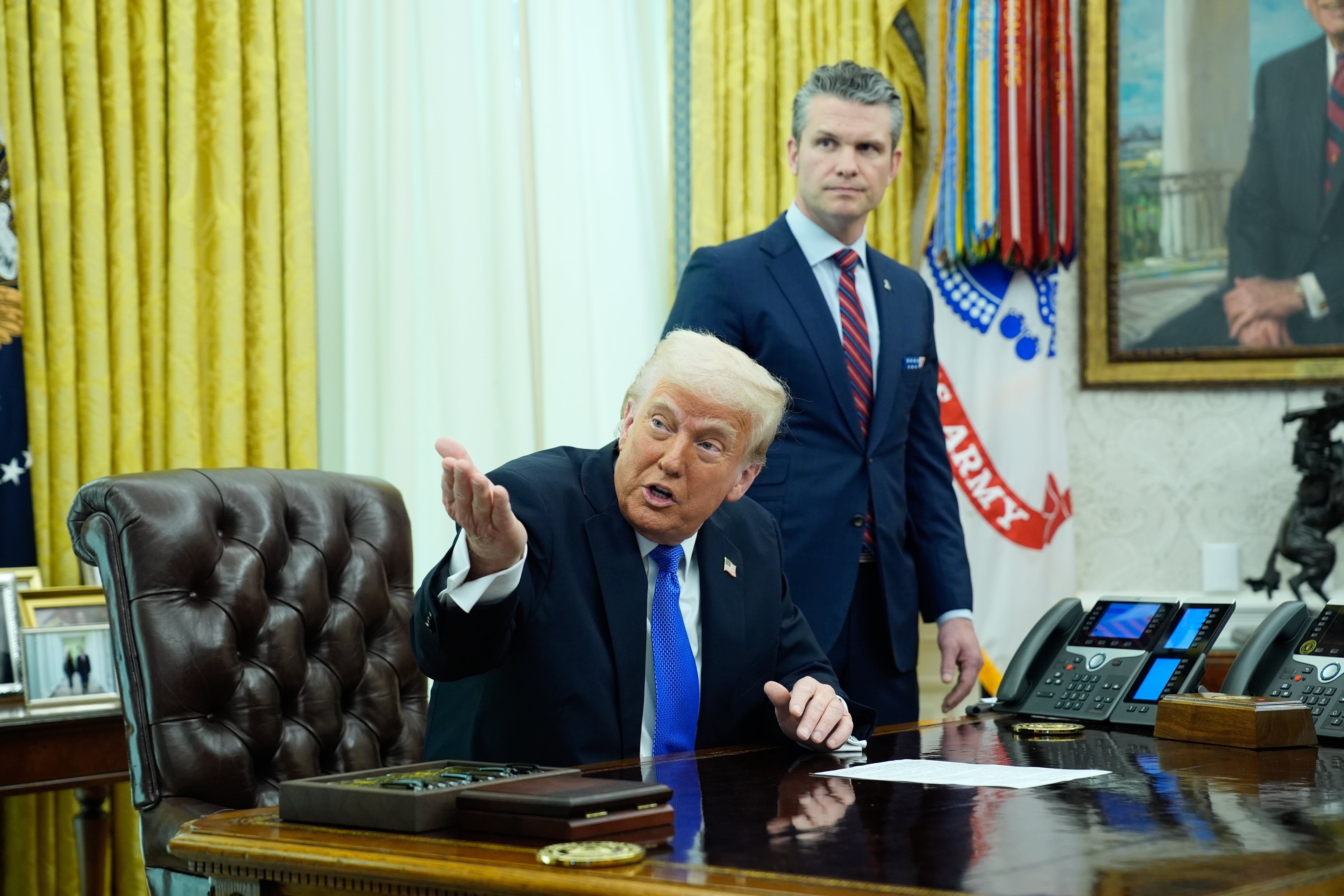 El presidente de EEUU, Donald Trump, junto con el secretario de Defensa, Pete Hegseth.