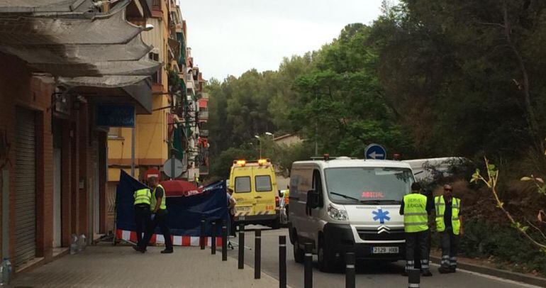 El crimen de Castelldefels ha sido al lado del cementerio. Los Mossos y la Policia Local trabajan en el lugar 