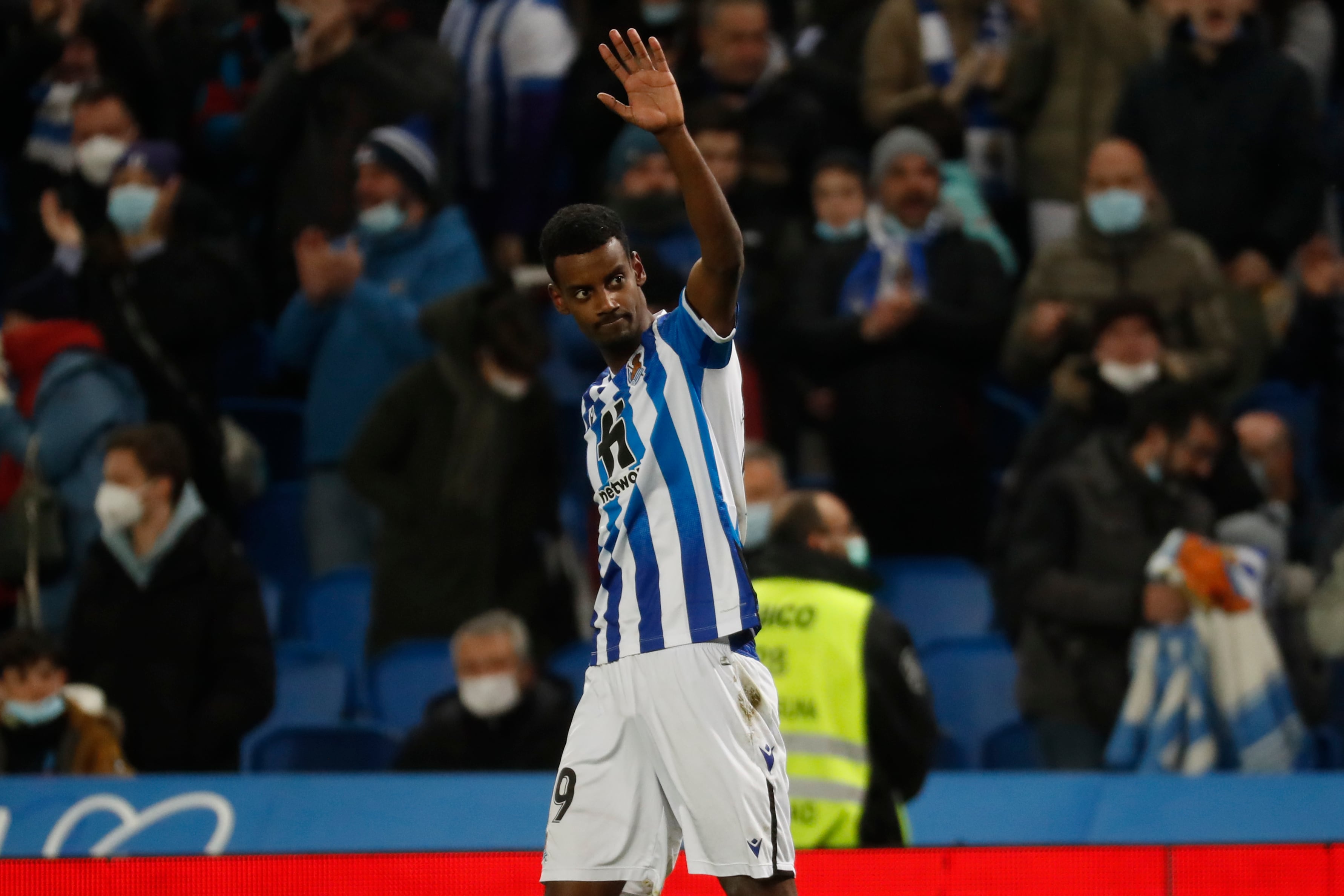 SAN SEBASTIÁN, 04/04/2022.- El delantero sueco de la Real Sociedad Alexander Isak celebra su gol, primero del equipo ante el RCD Espanyol, durante el encuentro correspondiente a la jornada 30 en Primera División disputado hoy lunes en el Reale Arena de San Sebastián. EFE/Juan Herrero.
