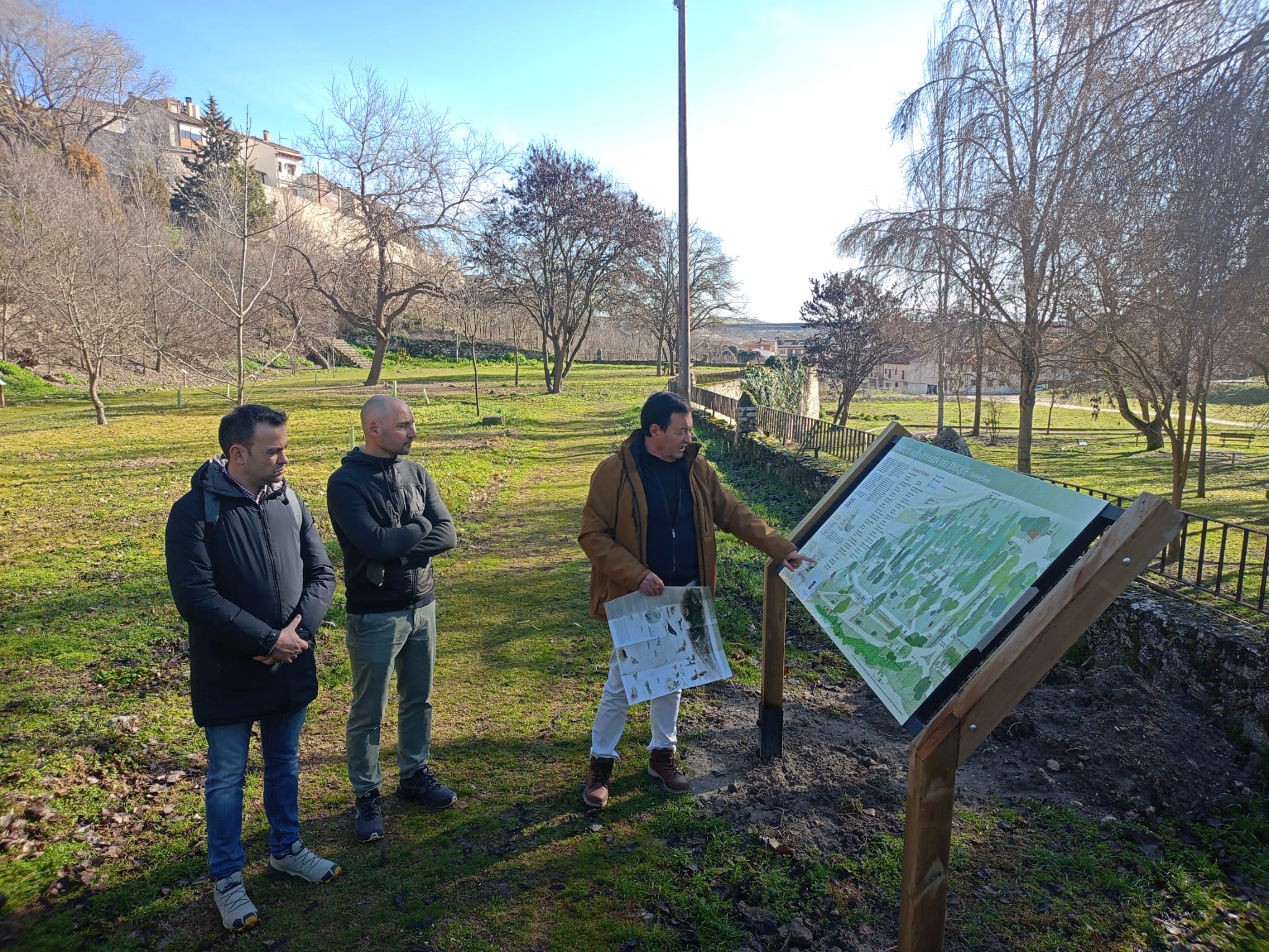 Tomás Marcos, concejal de Medio Ambiente explica uno de los paneles de la ruta botánica del Parque de la Huerta del Duque de Cuéllar ante el artista José María Yagüe que ha realizado los dibujos y el alcalde Carlos Fraile