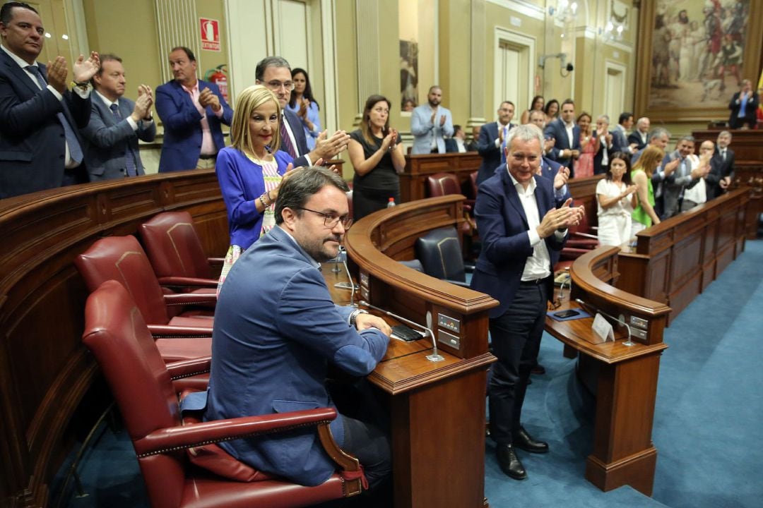 El pleno del Parlamento de Canarias ha elegido este martes al presidente del PP regional, Asier Antona, senador autonómico. 