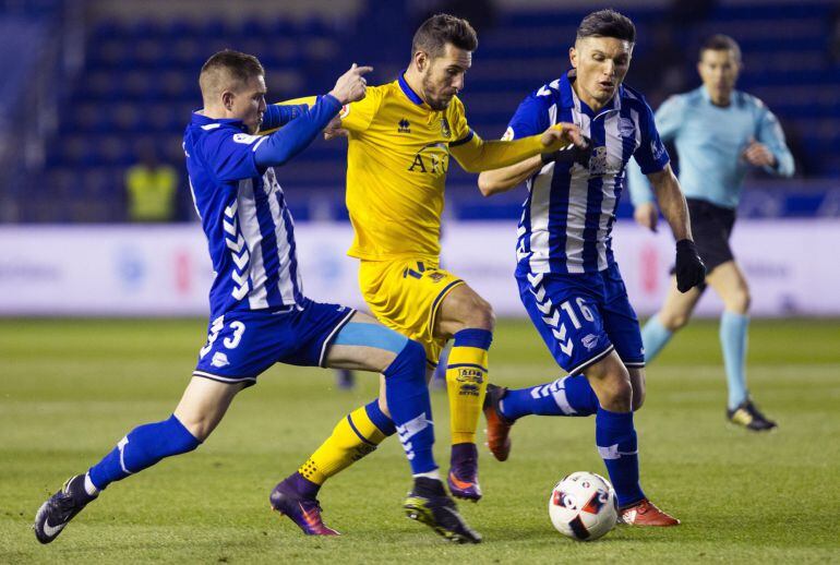 Álvaro Giménez pugna por la pelota con Raúl garcía y Diego Torres